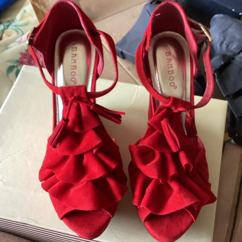 BAMBOO Women's Red Ruffle wedge